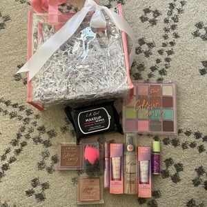 NYFW gift bag never been used L.A girl products and pixi lip oil. Bag included